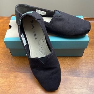 Toms, women’s classic solid canvas slip on flats shoes US size 9 euro size 40